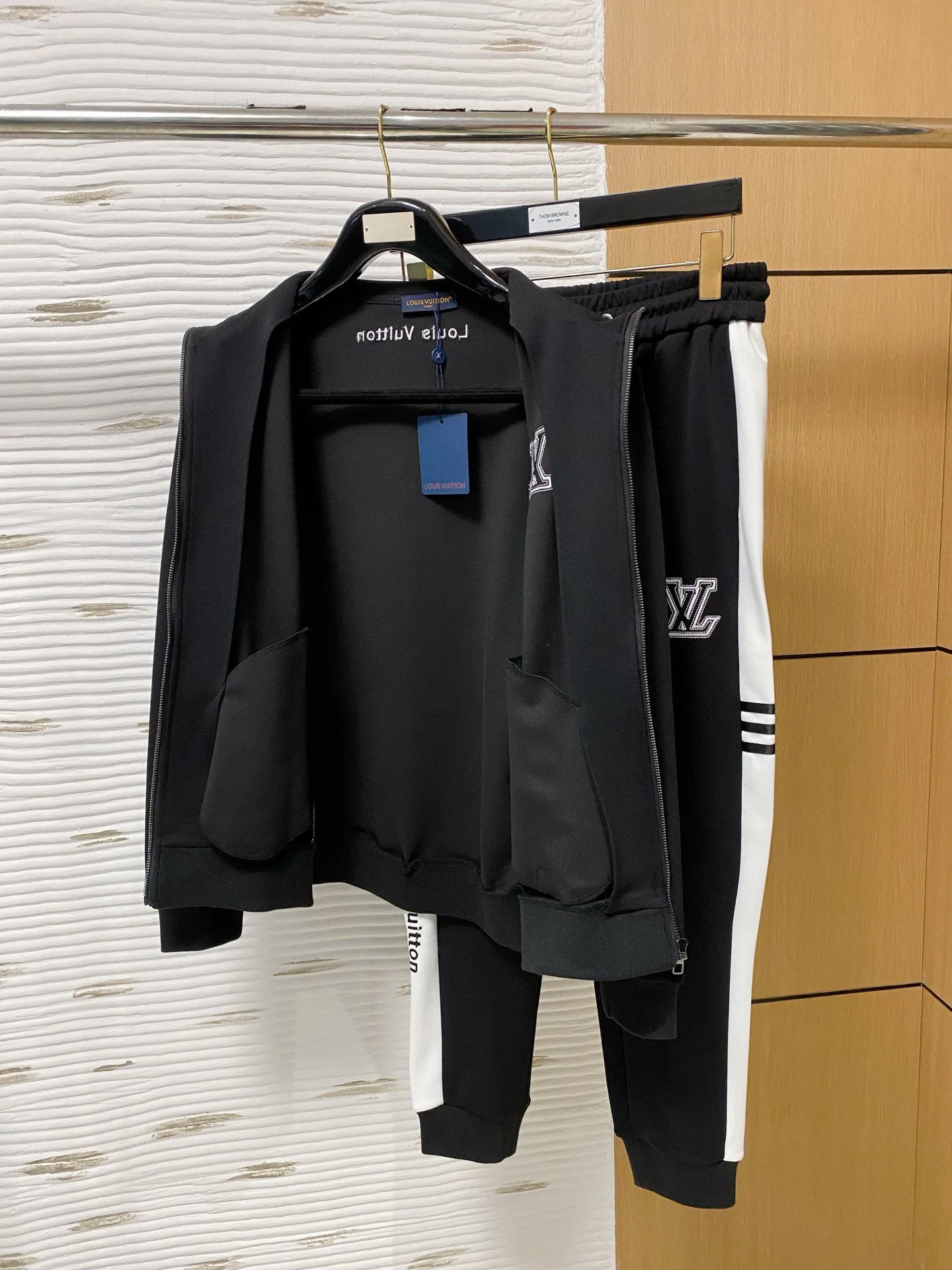 🅿️720 [LV Louis Vuitton] hot-selling suit is coming. Focus on the original version of the official website. 2025 new hot-selling cardigan and sweatshirt suit. The original order is the best. 🇭🇰The meticulous work of top designers. Just for a fitting and perfect upper body effect. All-natural high-quality Tencel Roman cotton 100%, close-fitting comfort, noble and elegant! Original hardware embodies elegance and nobility! Counter size: M-3XL (maximum wear up to 190 pounds)